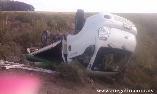 Volc&oacute; un cami&oacute;n utilitario en Ruta 18 Km. 307 11/05/16