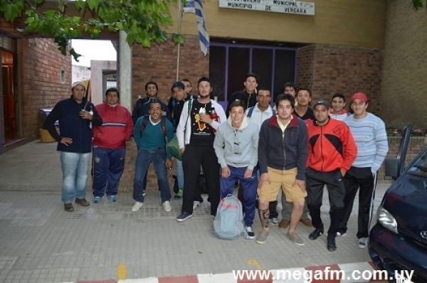 La selecci&oacute;n mayor de f&uacute;tbol local jogo amistoso ante la Selecci&oacute;n de Treinta y Tres