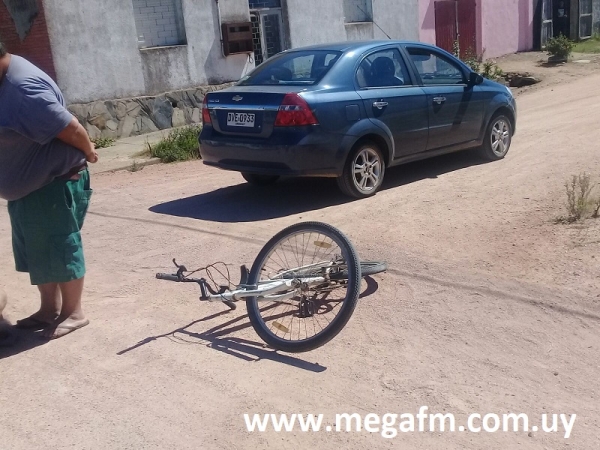 Un autom&oacute;vil y una bicicleta impactaron frente al centro Pallotti 8/03/18