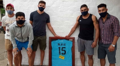 En Rincón jugadores y directiva del Rincón fútbol Club hicieron entrega a la familia de Juan Suarez la camiseta número 15 y el brazalete de capitán de la institución 31/01/21