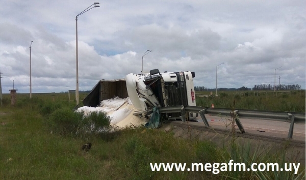 Volc&oacute; un cami&oacute;n cargado de arroz en Ruta 18 pr&oacute;ximo al Tacuar&iacute; 19/10/17