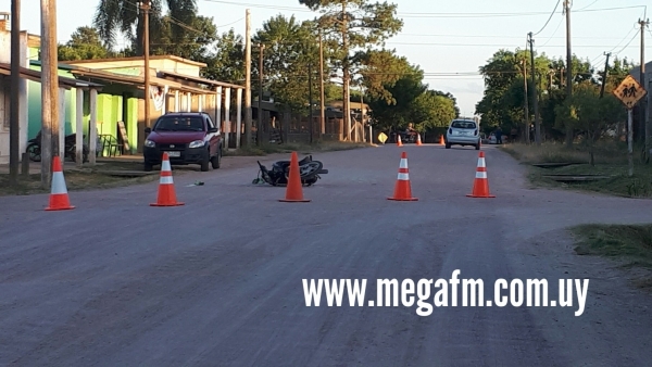 UN AUTO Y UNA MOTO IMPACTARON HACE INSTANTES EN INTERSECCI&Oacute;N DE CALLES LUCAS URRUTIA Y CAROLINO VERGARA, BARRIO LA CUCHILLA 22/12/20