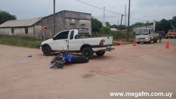 Una camioneta y una moto chocaron en calle Lucas Urrutia y Fortunato Jara 26/02/16