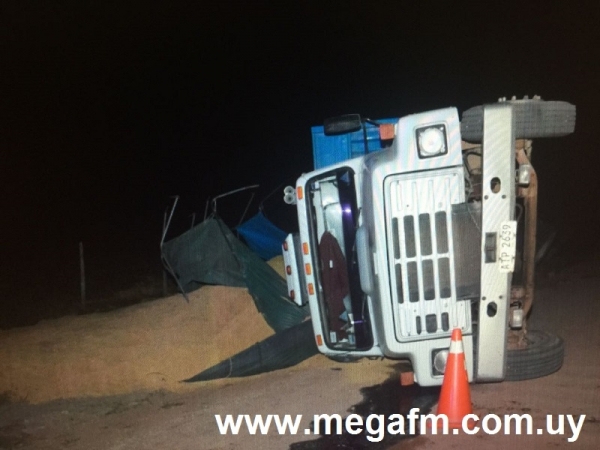 Volc&oacute; un cami&oacute;n cargado de arroz en Ruta 91 pr&oacute;ximo a Los corrales 26/04/17