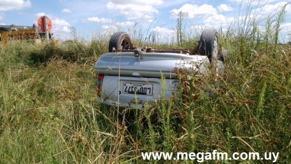 Volc&oacute; un autom&oacute;vil en la rotonda de ingreso a ruta 18 Km 345 26/02/17