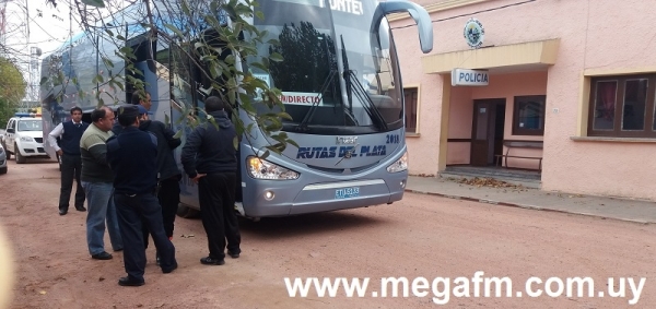 5 personas est&aacute;n detenidas en Vergara tras incidente en &oacute;mnibus de la empresa Rutas del Plata 17/05/16