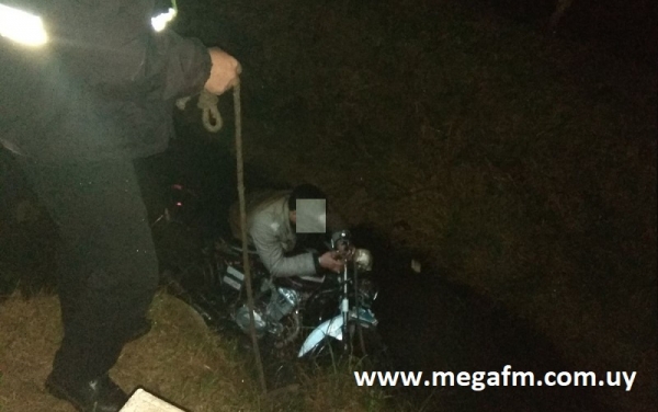 Un motonetista cay&oacute; en una cuneta en calle Marcelo Barreto 1/07/18