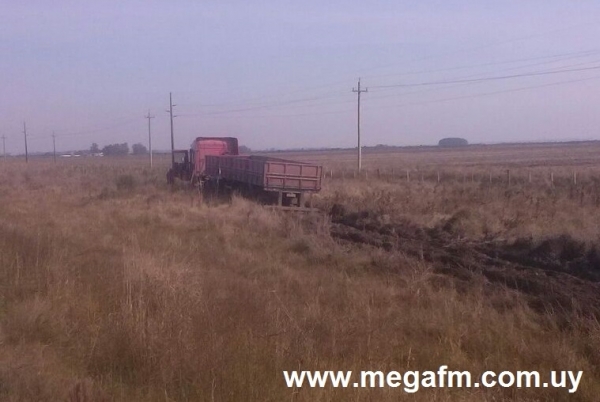Un cami&oacute;n sali&oacute; de la ruta en Ruta 18 pr&oacute;ximo al Km. 346.500 1/07/16