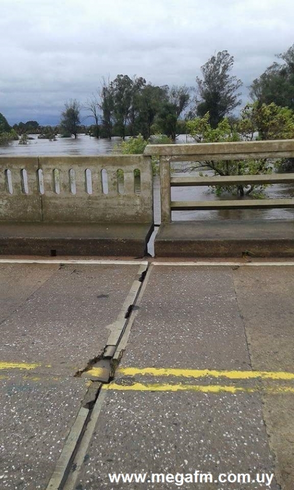 Vecinos de Treinta y Tres reportan posible grieta en puente principal sobre el R&iacute;o Olimar en Treinta y Tres 19/04/16