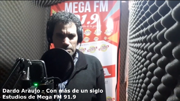 Dardo Araujo grab&oacute; voz y v&iacute;deo del tema "Con m&agrave;s de un siglo" en los estudios de Mega FM