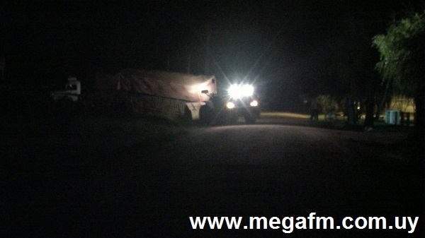 La rueda de la zorra de un cami&oacute;n cay&oacute; a la cuneta en calle Graciana Gomez 13/04/16