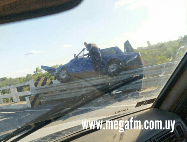 Un autom&oacute;vil colision&oacute; en una de las cabeceras del r&iacute;o Tacuar&iacute; 22/01/21