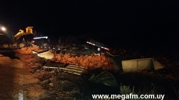 Volc&oacute; un cami&oacute;n en ruta 18 Km. 307.500 17/10/16